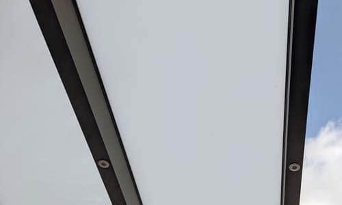 Terrassenüberdachung Anthrazit mit LED und Eindeckung in 8mm VSG-Glas Milchglas