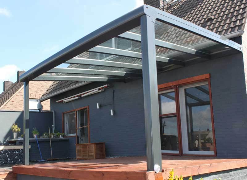 Alu Terrassenüberdachung, Anthrazit in 4500mm Breite und 2800mm Tiefe mit VSG 8mm Verglasung Ansicht von Seite