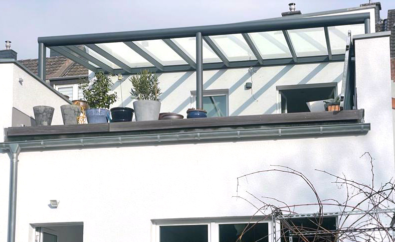 Seiten-Glas-Wand, Festelement Essen für Terrassenüberdachung, Anthrazit von der Seite mit Möbel, ESG und VSG Glas
