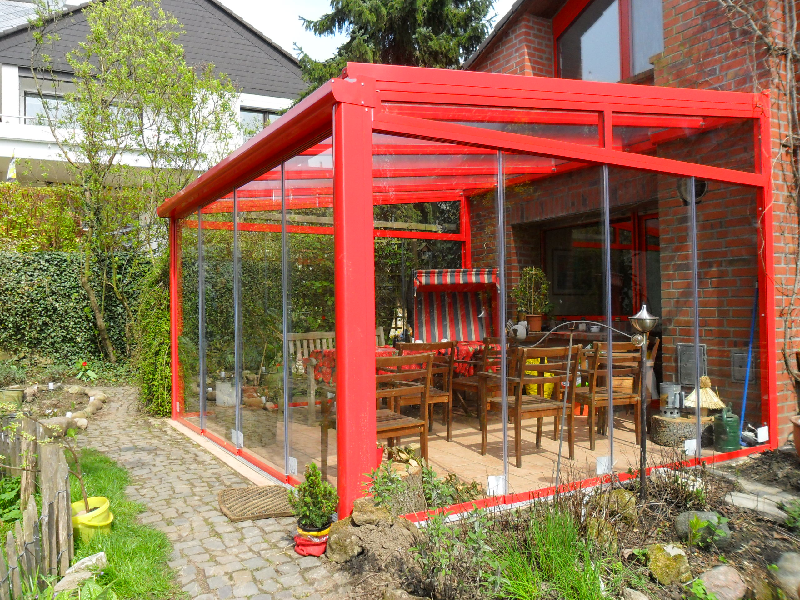 Seiten-Glas-Wand, Festelement Bochum für Terrassenüberdachung, rot von der Seite mit Möbel, ESG und VSG Glas