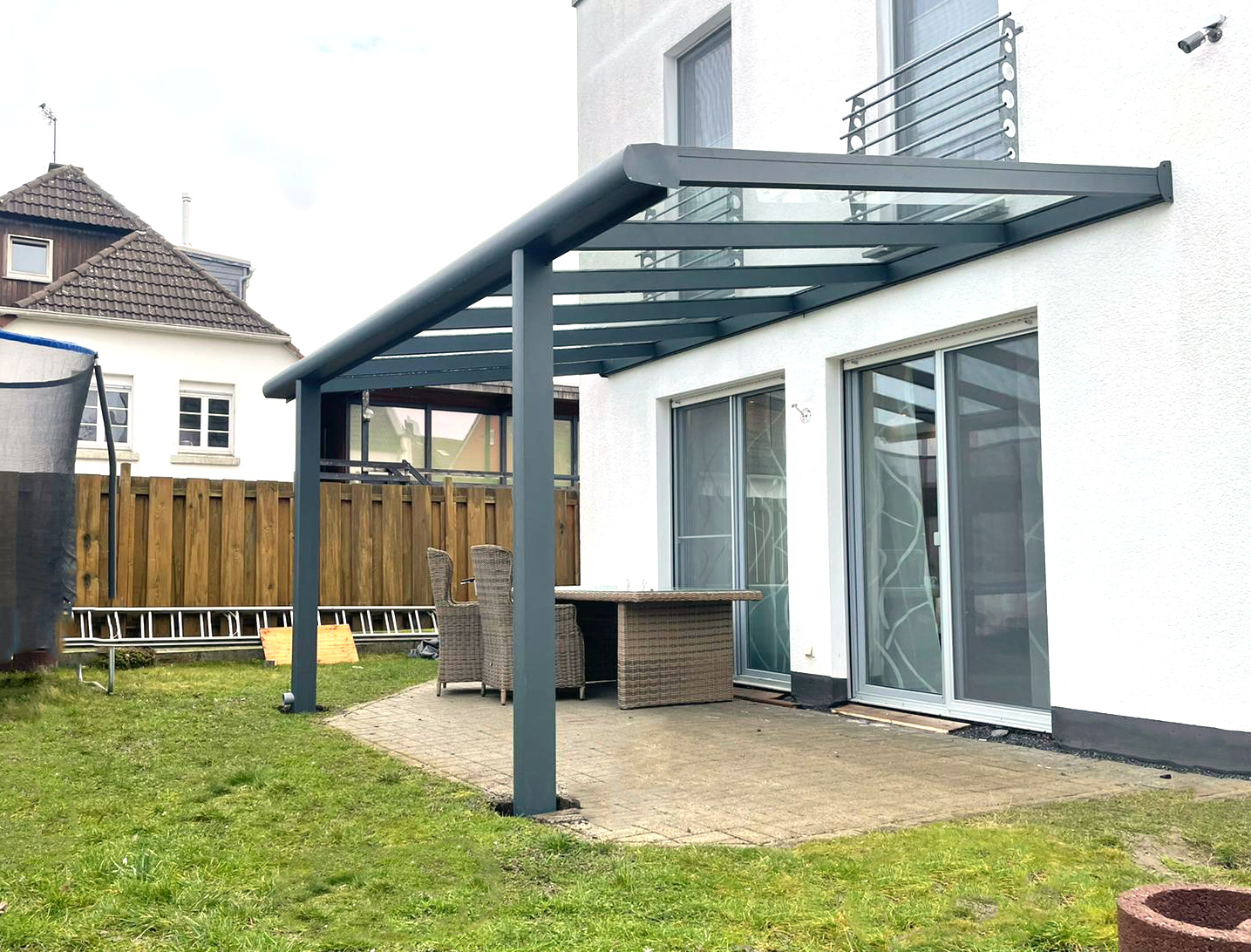 Seiten-Glas-Wand, Festelement Duisburg für Terrassenüberdachung, Anthrazit von der Seite mit Möbel, ESG und VSG Glas