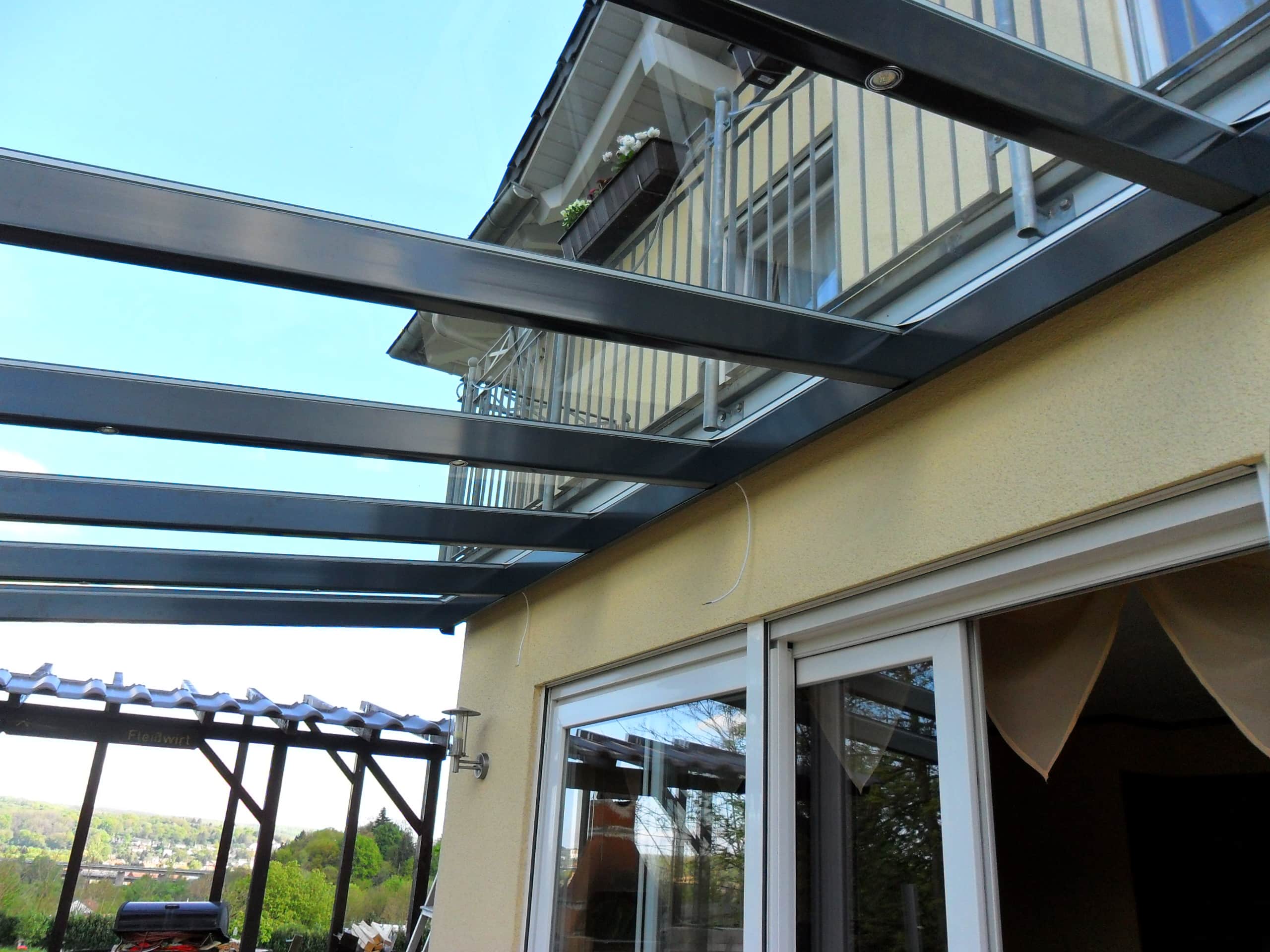 Alu Terrassenüberdachung Essen, Anthrazit, 8mm VSG Glas von der Seite