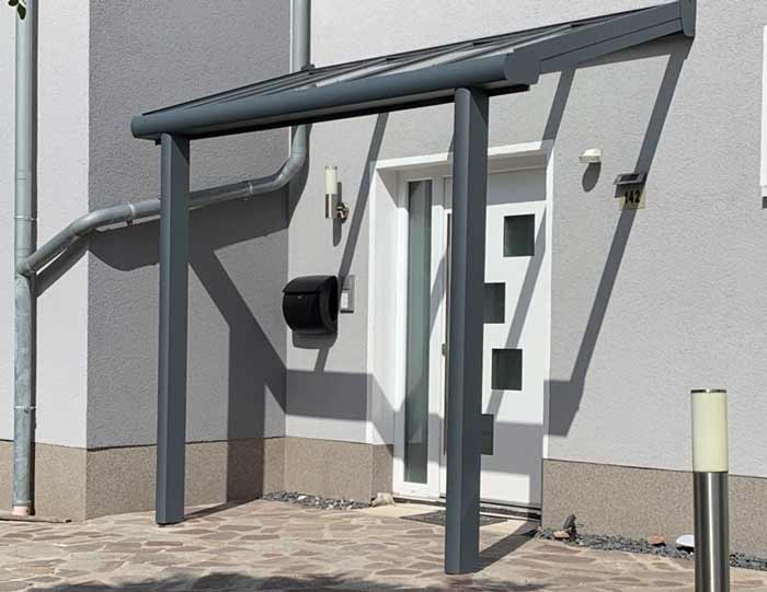 Alu Carport Erkrath und Eingangstür Überdachung Ratingen, Anthrazit mit VSG Glas von der Front